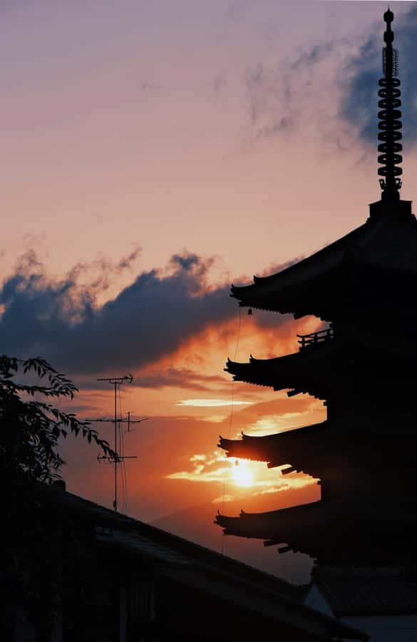 Kyoto: Gion Geisha District with Souvenir and Snack - Tea houses, Kyoto tradition, and what you’re really seeing