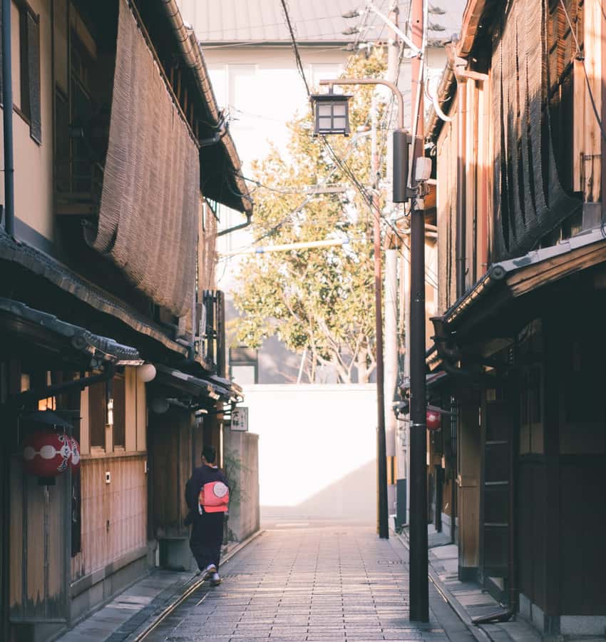 Kyoto: Gion Geisha District with Souvenir and Snack - The Edo period story, and how it shapes Gion’s present