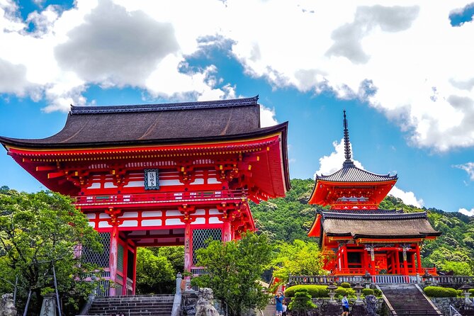 Kyoto Gion Historical Walking Tour - Chion-in Sammon gate: where scale hits you first