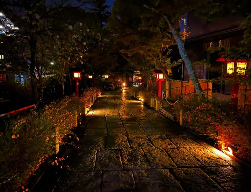 Kyoto: Gion Magical Night Walking Tour with Geisha Insights - Geisha Insights You Can Ask About in Real Time