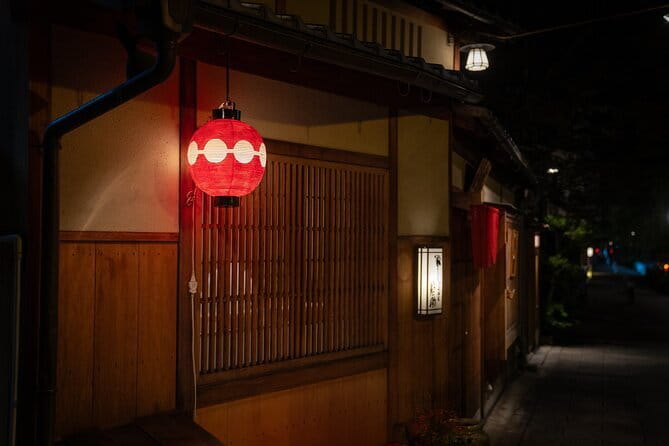 Kyoto: Gion & Pontocho Food Tour with 13 Dishes - Meeting at FamilyMart Gion, then heading straight into Kyoto’s night mood