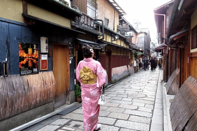 Kyoto: Gion & Pontocho Food Tour with 13 Dishes - Cozy izakaya in Gion: the real core of the meal plan