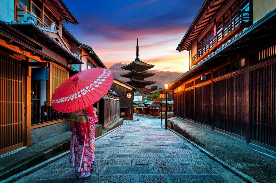 Kyoto: Gion Sunset Walking Tour with Local Guide - Hanamikoji Street, lanterns, and the real look of old Gion