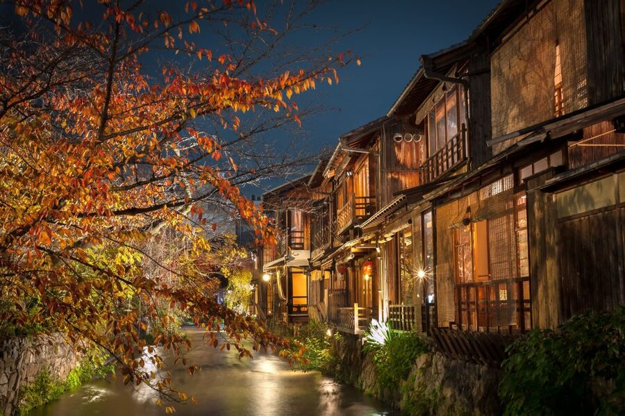 Kyoto: Gion Sunset Walking Tour with Local Guide - From Maruyama Park to Yasaka Shrine: religion plus evening views