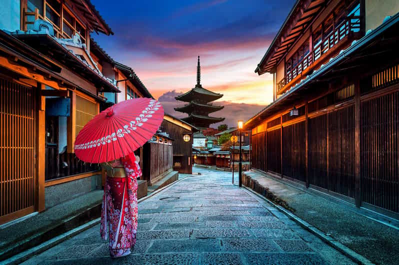 Kyoto: Gion Sunset Walking Tour with Local Guide - Meeting at Kyoto Kawaramachi Garden and finding the right pace