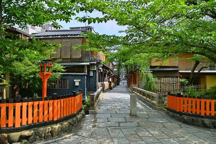 Kyoto: Gion Walking Tour - Why Gion here feels different than a photo stop