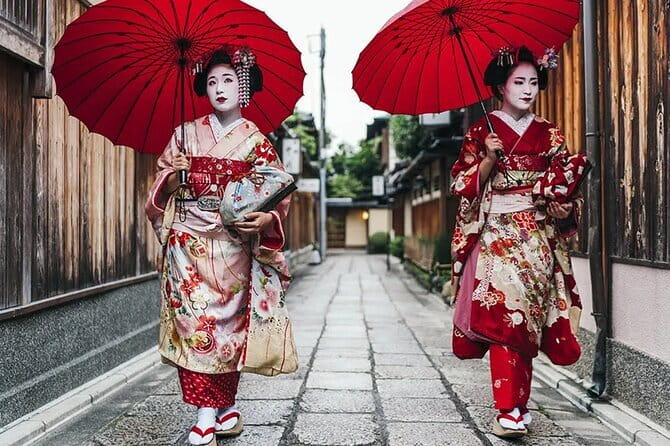 Kyoto Gion Walking Tour for First Time Visitors - Ninenzaka to Yasaka Shrine: Historic Stone Lanes to the Main Gates