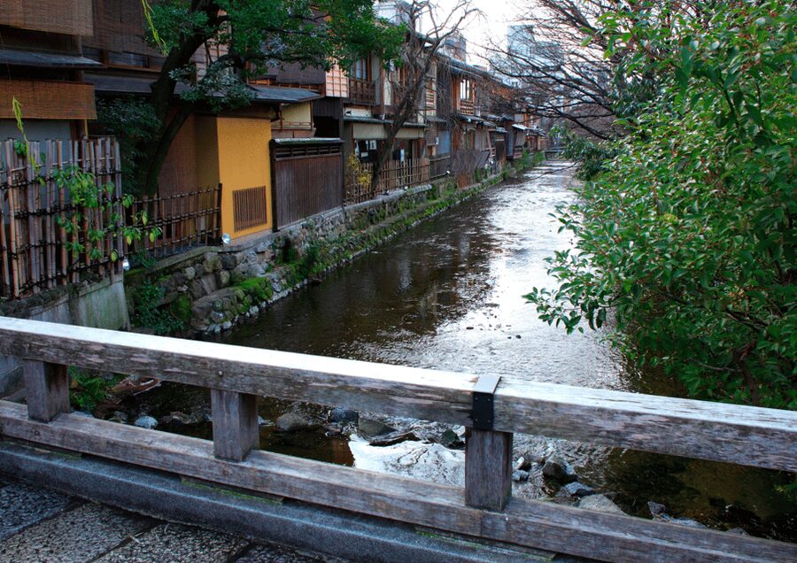 Kyoto: Gion Walking Tour, Geisha Show and Japanese Game - Gion at Walking Speed: Why This Tour Works