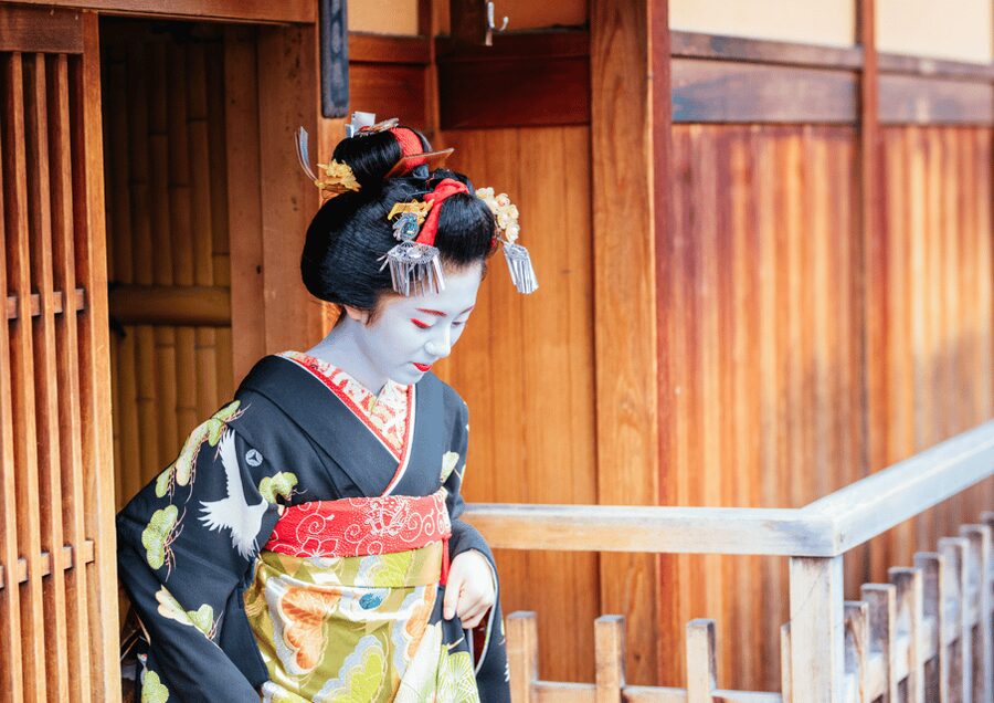 Kyoto: Gion Walking Tour, Geisha Show and Japanese Game - Maiko Dance and Q&A: What Makes the Second Hour Special