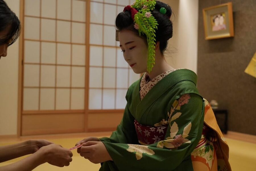 Kyoto: Gion Walking Tour, Geisha Show and Japanese Game - Finding the Guide Near Gion Shijo Station