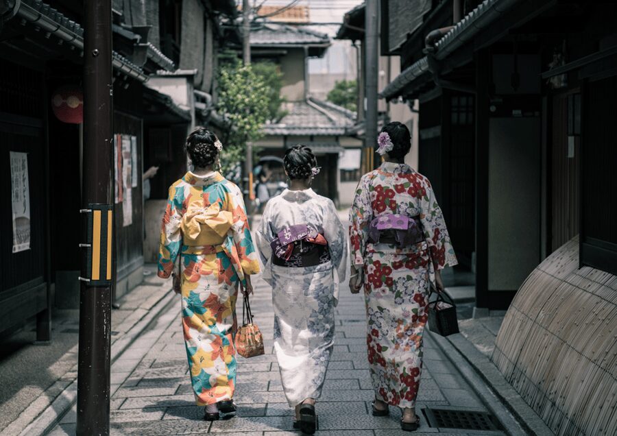 Kyoto: Gion Walking Tour, Geisha Show and Japanese Game - Your First Hour in Gion: Getting Context Before the Show