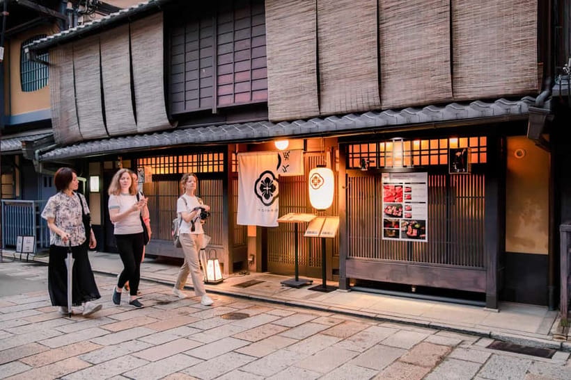 Kyoto: Gion World of the Geisha Guided Walking Tour - The guide makes the difference, especially when they can explain it fast