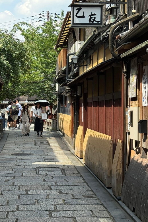 Kyoto: Half-Day Private Tour Gion Geisha District & Kiyomizu - Gion streets, machiya houses, and geisha district reality