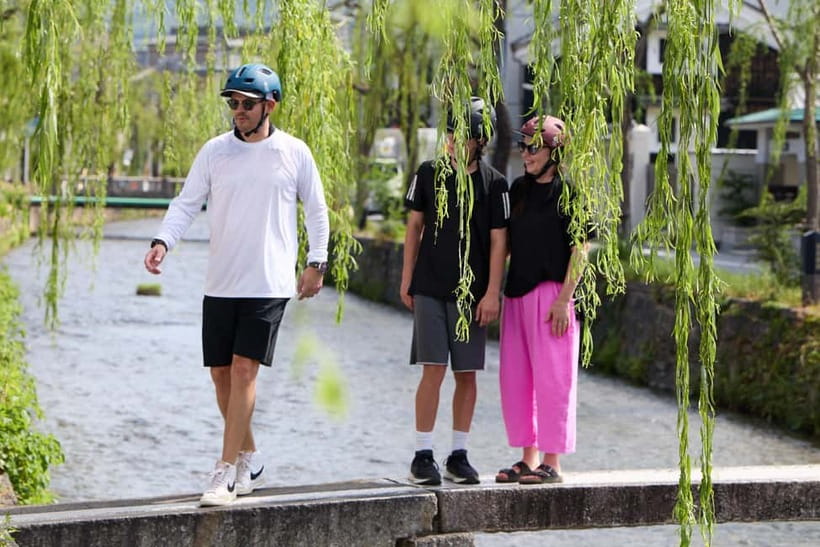Kyoto: Hidden Gems E-Bike Tour Through Backstreets & Temples - Gion for 20 minutes: a fast taste of old Kyoto