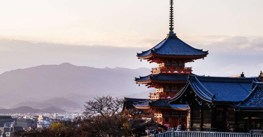 Kyoto: Historic Higashiyama Walking Tour - Fushimi Inari Taisha: What You See Changes as You Climb