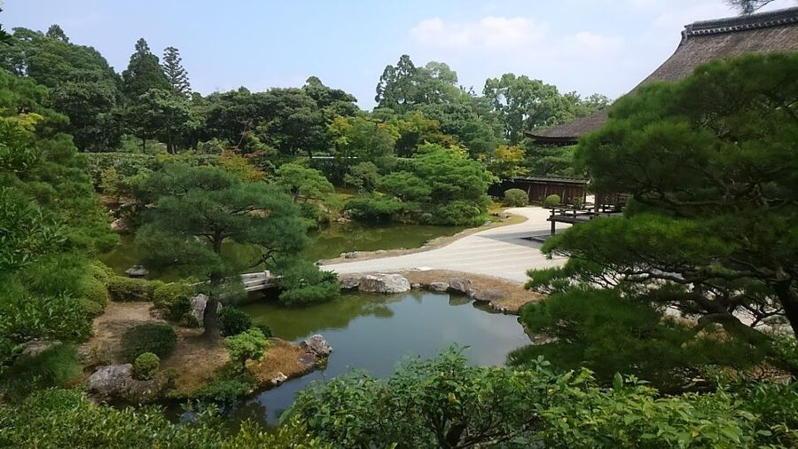 Kyoto: Historic Higashiyama Walking Tour - Sannenzaka Backstreets: Snacks, Souvenirs, and the Pre-Kiyomizu Climb