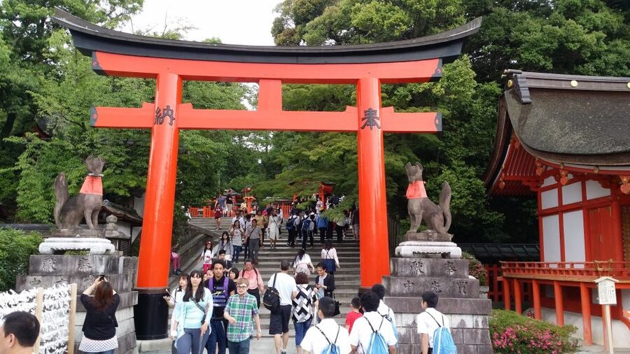 Kyoto: Historic Higashiyama Walking Tour - Getting Started at JR Inari Station, then Riding to Gion