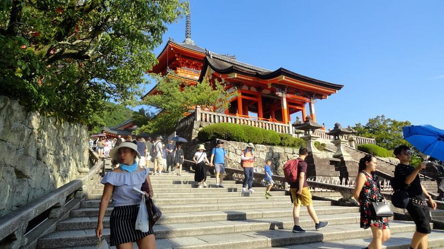 Kyoto: Kiyomizudera, Higashiyama and Yasaka Discovery Tour - Meeting point, end point, and the pace on foot (bring comfy shoes)
