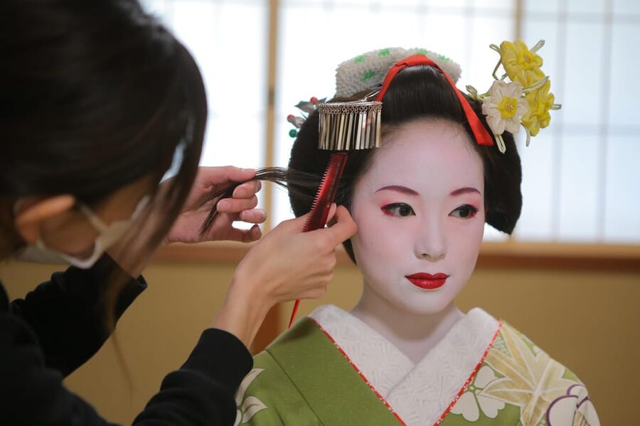 Kyoto: Maiko Makeover and Photoshoot Experience - Who should book Maiko Transformation Studio Shiki Sakura style and who should skip it