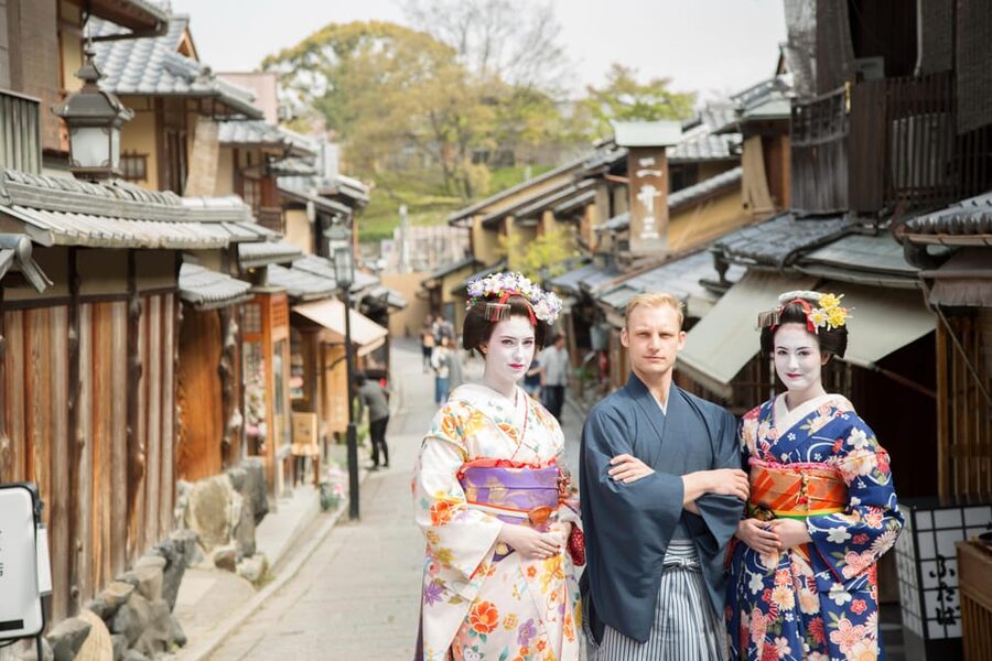 Kyoto: Maiko Makeover and Photoshoot Experience - Optional 30- or 60-minute stroll in Kyoto, and what outdoor time really means