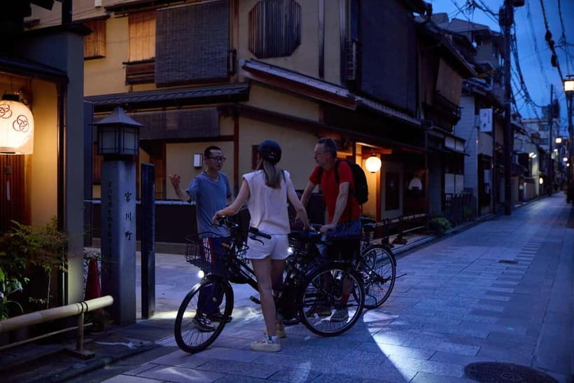 Kyoto: Night E-Bike Tour Hidden Gems & Backstreets - Kiyomizuzaka and Kiyomizu-dera Photo Stops: When Light Becomes Part of the Scene
