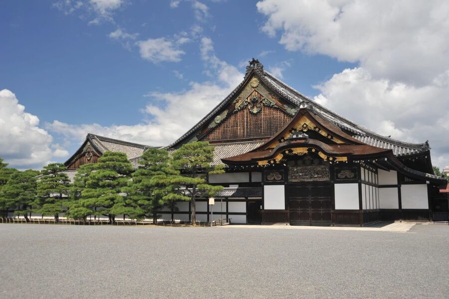 Kyoto: Nijo-jo Castle and Ninomaru Palace Guided Tour - Ninomaru Garden, Calm Walk and Symbolic Geometry