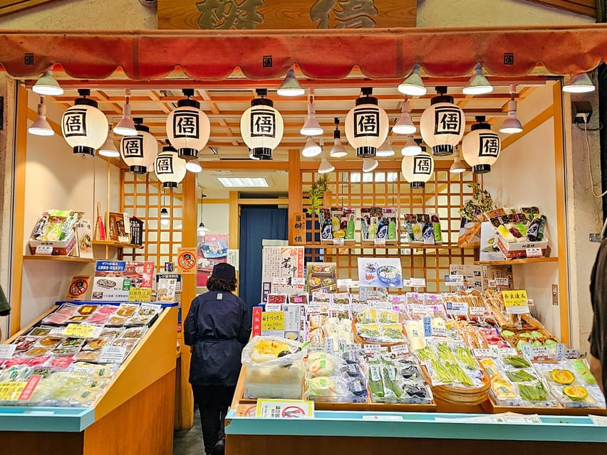 Kyoto: Nishiki Market and Depachika Food Tour with a Local - Guides and small-group vibe: why reviews keep naming specific people