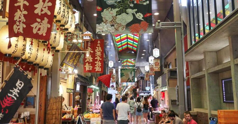 Kyoto: Nishiki Market Brunch Walking Tour-7 Tastings+Brunch - The calm Gion walk: orientation plus photo-worthy streets
