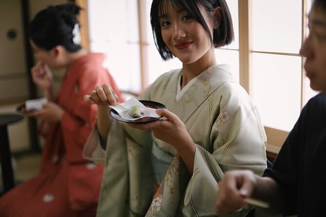 Kyoto Nishiki Market Street Food Tour - What food and photos give you, and what they do not