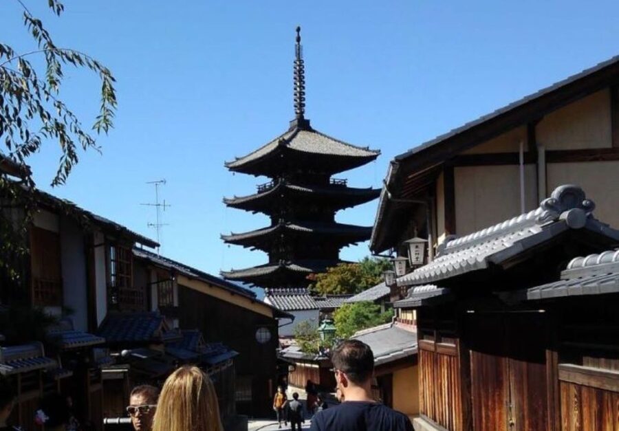 Kyoto: Private 2.5 Hour Historical Walking Tour - Meeting At Yasaka Shrine Nishiromon Gate, Red Gate