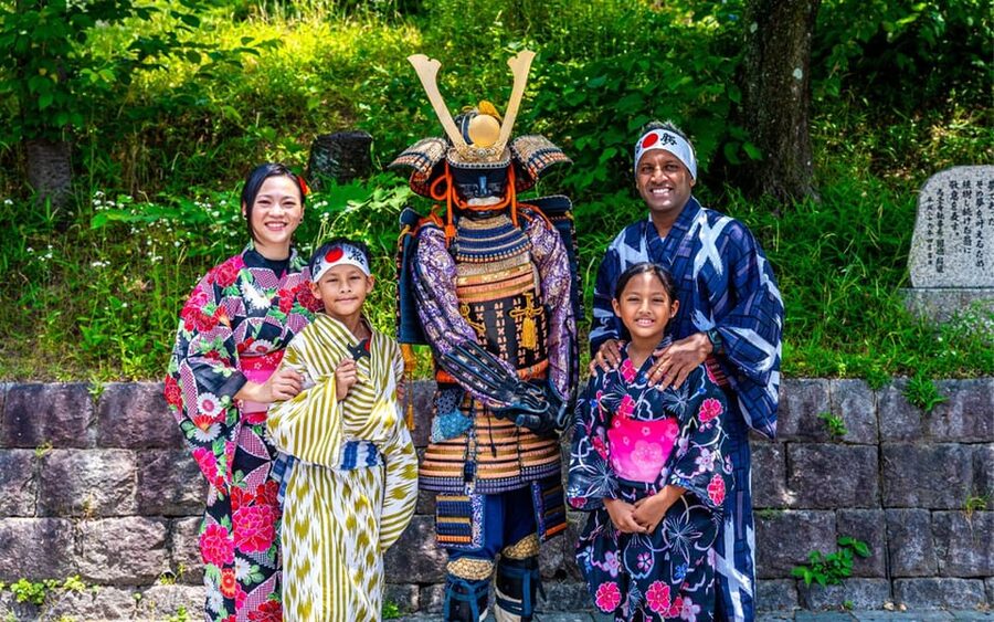 Kyoto: Private Gion District Photoshoot Experience - Quieter streets and Maruyama Park: seasonal backgrounds without the chaos