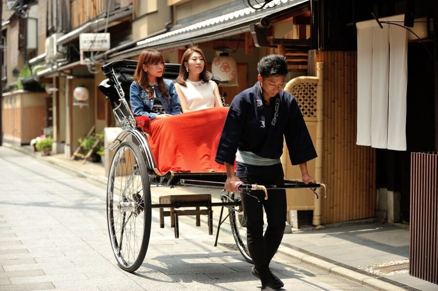 Kyoto: Private Rickshaw Tour of Gion and Higashiyama Area - Passing temple areas and the old-street feel of Higashiyama