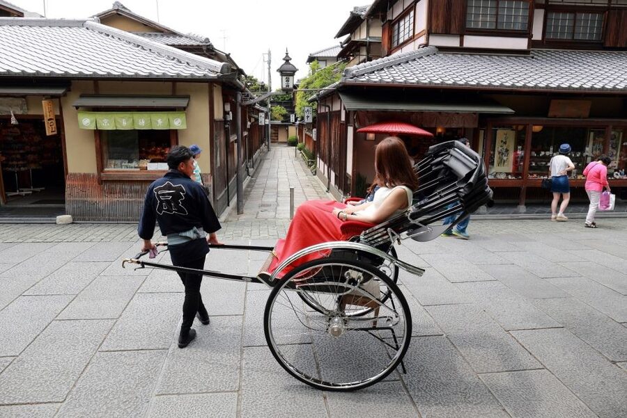 Kyoto: Private Rickshaw Tour of Gion and Higashiyama Area - How the rickshaw experience changes Higashiyama