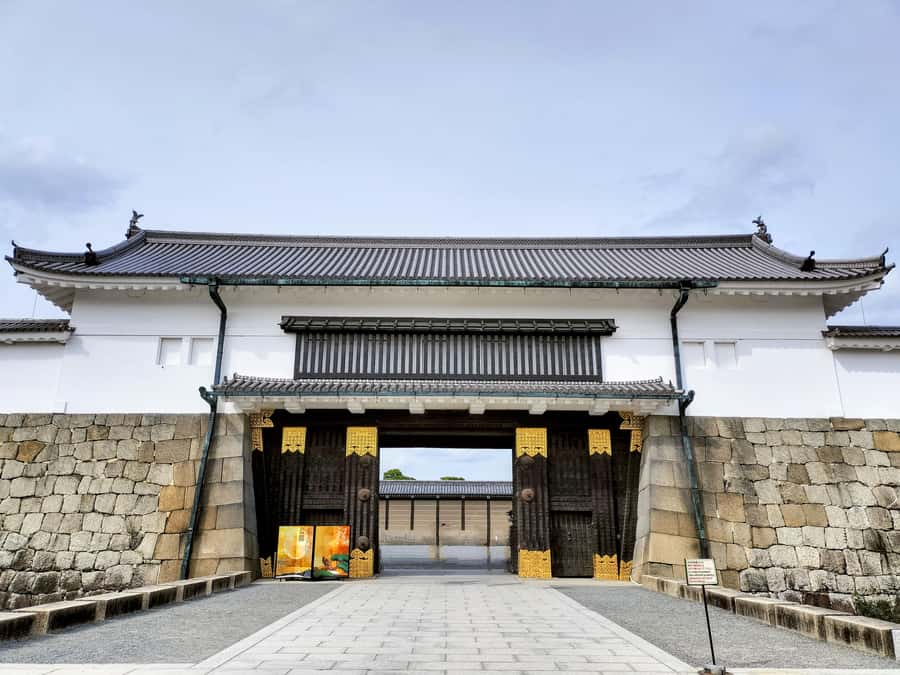 Kyoto: Tailored E-Bike Tour to Highlights & Hidden Gems - Markets, ramen, and choosing food like a local