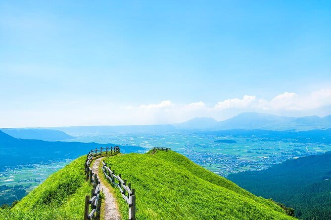 Kyushu: Aso Vocano, Grassland,Onsen and Aso shrine 1-Day Tour - Mt. Aso Nakadake Crater: Live Volcanic Views and Safety Reality