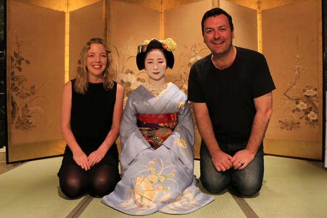 Mesmerizing Dinner with Maiko & Geisha - Entering the old building: first impressions count