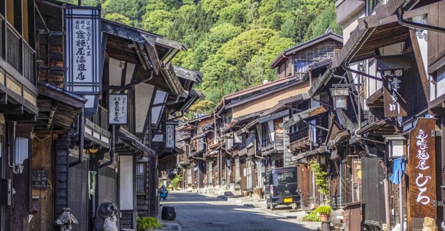 Nagano/Matsumoto: Matsumoto Castle and Narai-juku Day Trip - Nawate-dori, Frog Street: shops, snacks, and a playful detour that works