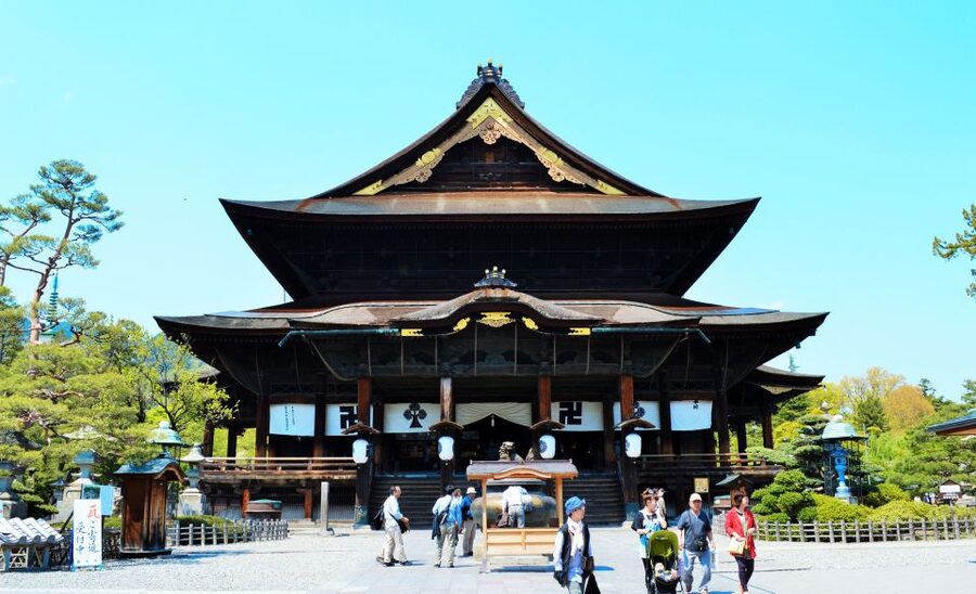 Nagano: Snow Monkeys, Zenkoji Temple & Sake Day Trip - Zenko-ji Temple: one guided walk, a lot of meaning