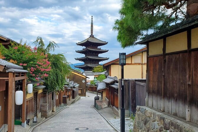 Nara Day Trip from Kyoto with a Licensed Guide - Todaiji Nandai Gate and the Great Buddha Complex