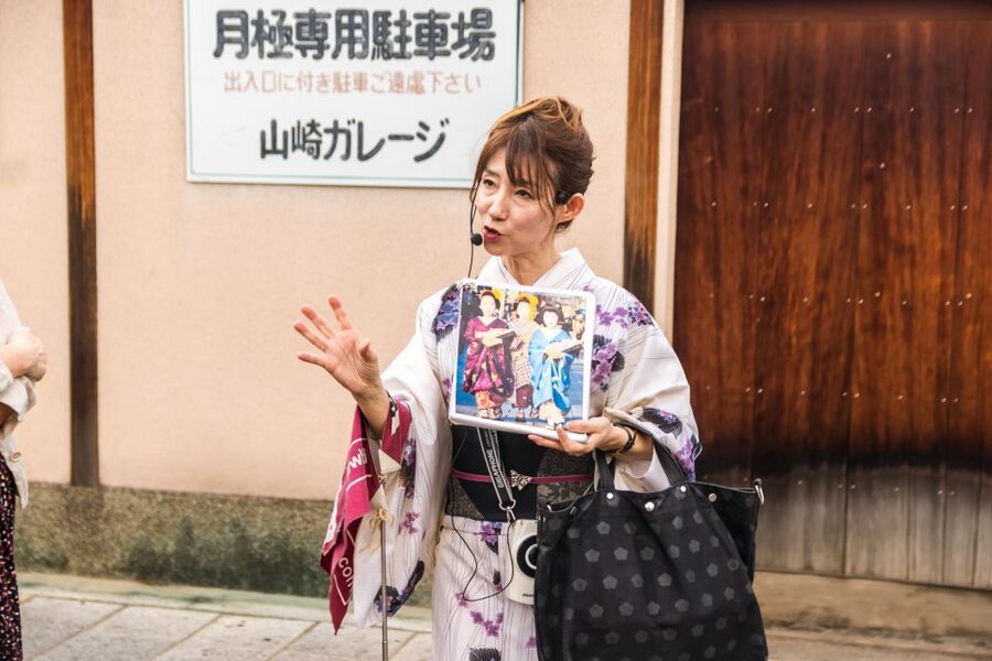 Night Walk in Gion: Kyoto's Geisha District - Why a Night Walk in Gion Feels Different Than Daytime