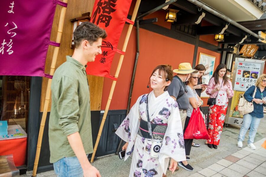 Night Walk in Gion: Kyoto's Geisha District - The First Streets: Where the Guide Turns Views Into Meaning