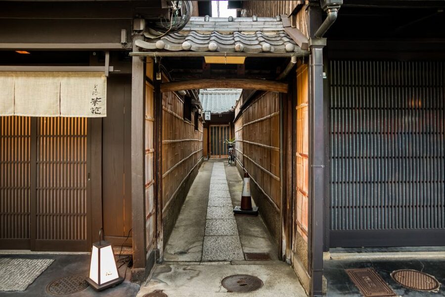 Night Walk in Gion: Kyoto's Geisha District - Kimono, Hairstyles, and Traditions: What the Guide Explains on the Move