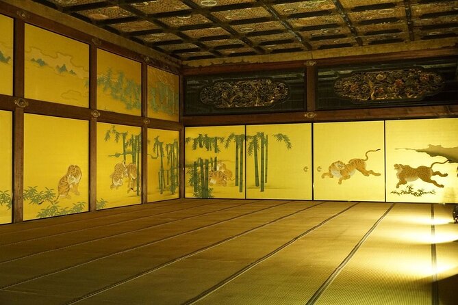 Nijo Castle Samurai Inside Story — Top-Rated Guide (Max 8) - Finding the tour at the West Main Gate in Nijōjōchō