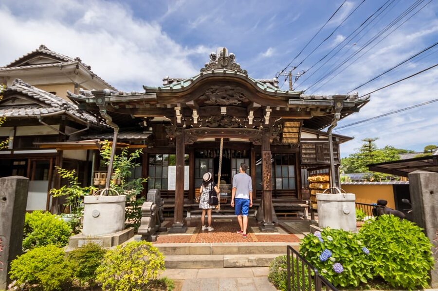 Old and Nostalgic Tokyo: Half-Day Yanaka Walking Tour - Tennōji Temple: A Quick Stop That Changes the Pace