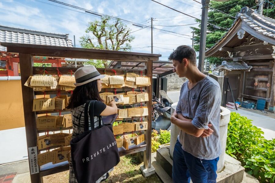 Old and Nostalgic Tokyo: Half-Day Yanaka Walking Tour - Yanaka Reien Cemetery: 7,000 Tombstones and Real Quiet