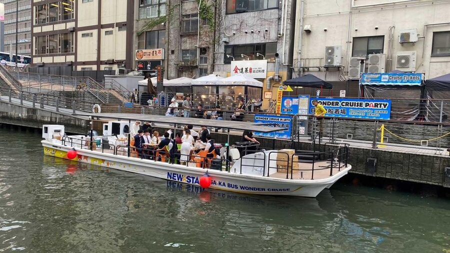 Osaka: Dotonbori District River Cruise with Drink Discount - The Route: Passing Icons, Then Stopping for Photos