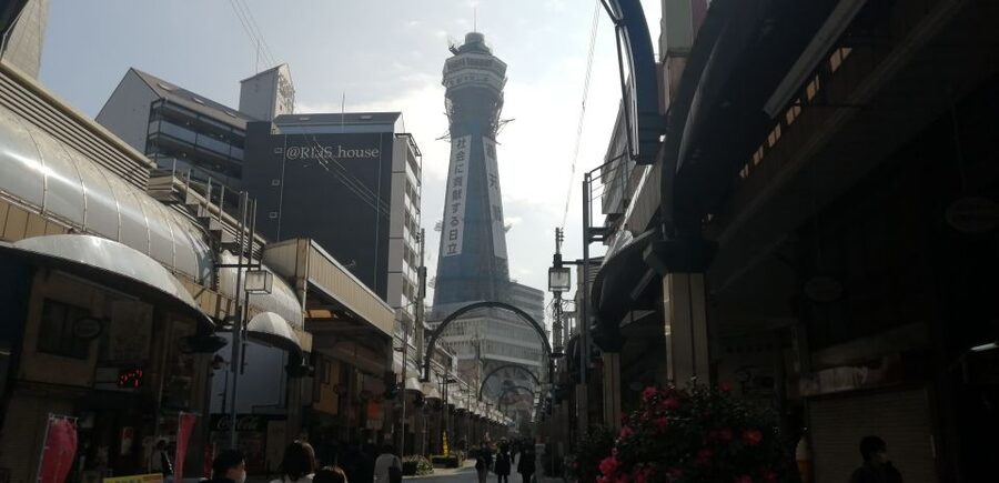 Osaka: Five Must-See Highlights Walking Tour & Ramen Lunch - Kuromon Ichiba Market: Snack Time in a Covered, Old-School Market