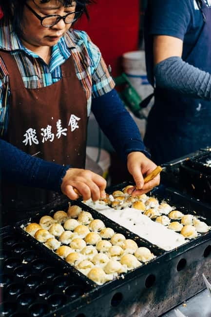 Osaka: Food Tour Kuromon Market & Dotonbori with Guide - Meeting at Hotel Royal Classic Osaka and the night-walk rhythm