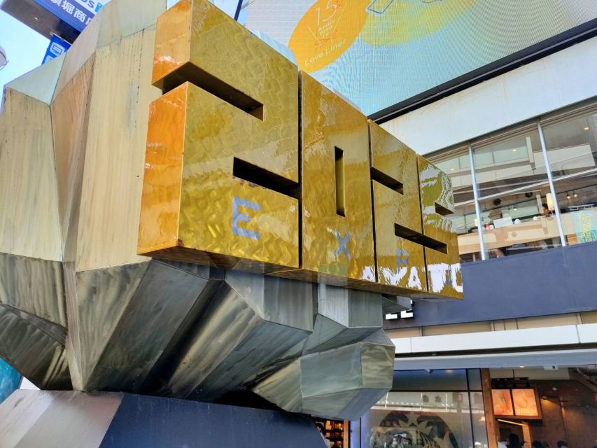 Osaka: Guided Walking Tour to Castle, Shinsekai, & Dotonbori - Doguyasuji and the tool-and-gift streets behind the scenes
