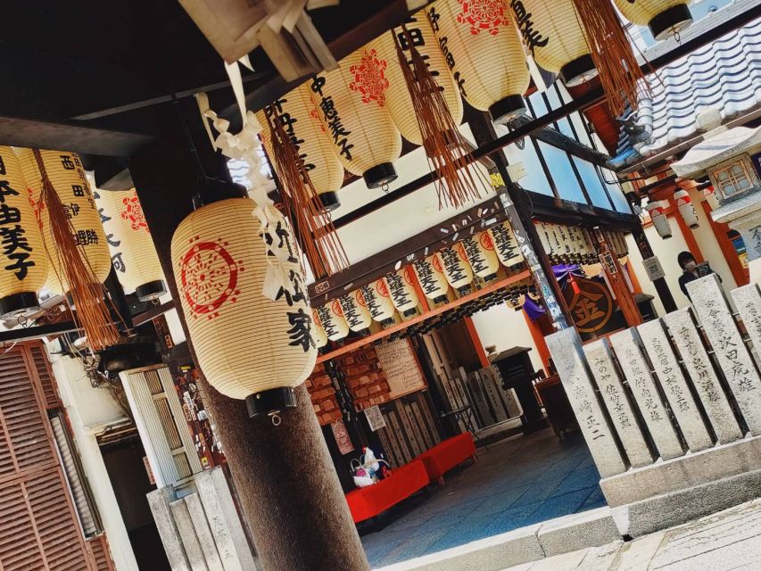 Osaka: Guided Walking Tour to Castle, Shinsekai, & Dotonbori - Getting set up: meeting point, WhatsApp, and the no-bag rule